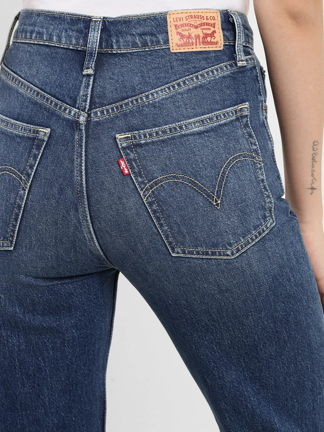 Women's High Rise 80's Mom Loose Tapered Medium Faded Jeans